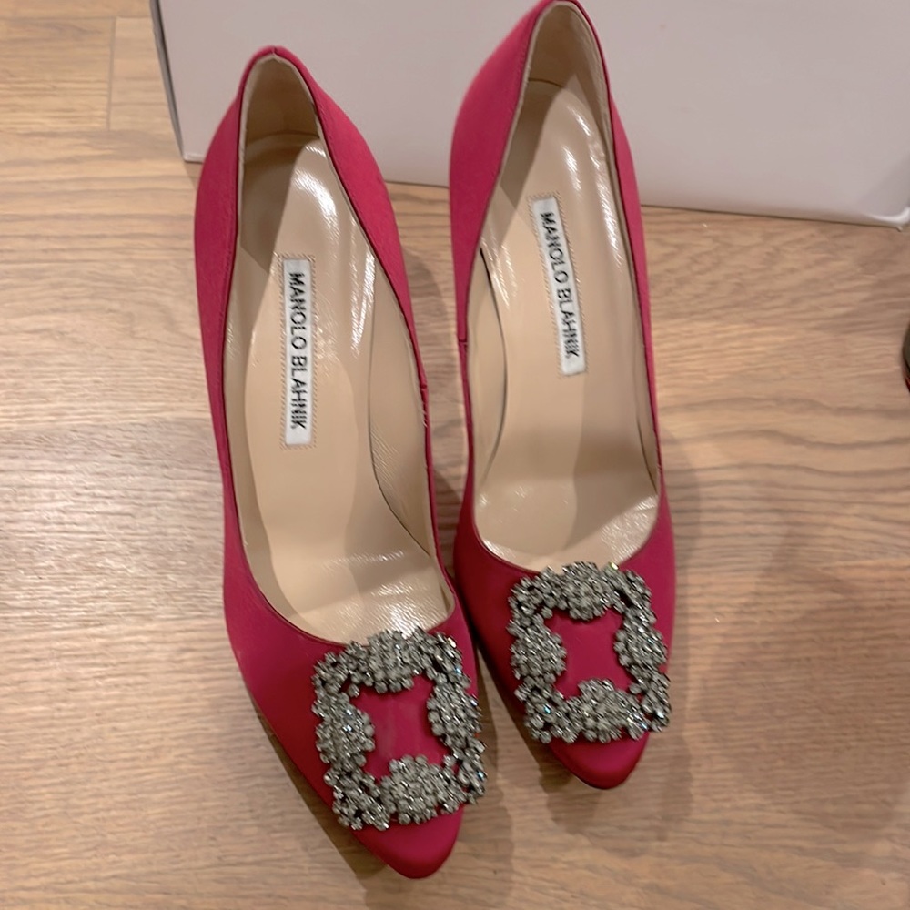Manolo blahnik hangisi red shoes